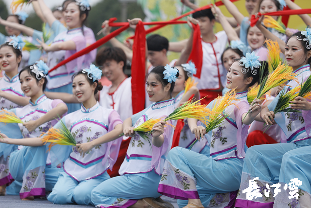 9月21日,咸寧市咸安區(qū)高橋蘿卜小鎮(zhèn)百畝草地上舉行了“慶豐收·迎小康”第三屆中國農(nóng)民豐收節(jié)湖北分會(huì)場咸寧主會(huì)場慶?;顒?dòng),全市各界農(nóng)民代表相聚白水畈的美麗田野,分享豐收的喜悅,慶祝屬于自己的節(jié)日。 開幕式上舉行了精彩的文藝演出,演出在舞蹈《慶豐收》中拉開序幕,歌舞《錦繡小康》呈現(xiàn)出咸寧各地欣欣向榮、脫貧致富奔小康的幸福場景。網(wǎng)紅歌曲《你莫走》、舞蹈《慶豐收》、歌舞《一起幸福》,一個(gè)個(gè)精彩的節(jié)目輪番上演,博得現(xiàn)場觀眾陣陣掌聲。 開幕活動(dòng)現(xiàn)場還舉行了頒獎(jiǎng)儀式,第二屆“美麗中國、鄉(xiāng)村振興”全國農(nóng)民詩歌邀請賽獲獎(jiǎng)組織和個(gè)人,全市農(nóng)村人居環(huán)境整治示范村,省級農(nóng)業(yè)產(chǎn)業(yè)化工作先進(jìn)集體和先進(jìn)個(gè)人上臺領(lǐng)獎(jiǎng)?,F(xiàn)場還舉行了鄂南民俗展演、農(nóng)民趣味運(yùn)動(dòng)會(huì)、扶貧農(nóng)產(chǎn)品以及咸寧特色農(nóng)產(chǎn)品展銷等豐富多彩的活動(dòng)?;鸨娜藲猓屧趫龅恼逛N商賺得是盆滿缽滿。 咸寧市咸安區(qū)鑫達(dá)種養(yǎng)專業(yè)合作社理事長萬永輝:今年家里的香菇都豐收了,一上午我就賣出了一萬多元,我們合作社采取的是“合作社+農(nóng)戶”的模式,也帶領(lǐng)了20多戶貧困戶脫貧了。 咸寧市致遠(yuǎn)種植專業(yè)合作社理事長 吳海兵:我們今年是真真正正地豐收了,我們生姜的價(jià)格足足翻了三倍,跟著我們一起的貧困戶也平均增收了3000元左右。 而這一系列的活動(dòng),都是在蘿卜小鎮(zhèn)的草地上進(jìn)行的,草地作舞臺、草地搞展示、草地上比賽等等,這數(shù)百畝草地,此時(shí)此刻成為了咸寧農(nóng)民們慶祝豐收的歡樂場。 咸寧市咸安區(qū)高橋鎮(zhèn)黨委書記王順榮:今年的湖北分會(huì)場在我們高橋蘿卜小鎮(zhèn)舉辦,我感到很榮幸,我們從一顆蘿卜做起,以白水畈蘿卜為核心品牌,打造白水畈"我家菜園"蔬菜基地及旅游觀光體驗(yàn)中心,發(fā)展綠色農(nóng)業(yè)、生態(tài)旅游,增加產(chǎn)業(yè)開發(fā)的綜合效益,創(chuàng)建蘿卜特色小鎮(zhèn),走出了一條農(nóng)業(yè)、旅游相結(jié)合的新路,推動(dòng)高橋鎮(zhèn)一二三產(chǎn)業(yè)融合發(fā)展。 鄉(xiāng)親們說,這在以前是想都不敢想的,高橋鎮(zhèn)蝸居山里,太偏遠(yuǎn)又沒有資源優(yōu)勢,想發(fā)展太難。而現(xiàn)在這一切的悄然改變,得益于2017年10月13日,咸安區(qū)政府與鄂旅投公司正式簽署的《131軍旅小鎮(zhèn)+白水畈田園綜合體旅游開發(fā)投資合作協(xié)議》,鄂旅投公司將投資30億元,在高橋鎮(zhèn)打造131軍旅小鎮(zhèn)和白水畈田園綜合體旅游開發(fā)項(xiàng)目。項(xiàng)目共分為131軍旅小鎮(zhèn)、白水畈美麗鄉(xiāng)村、特色農(nóng)業(yè)示范、旅游綜合體四大板塊,打造旅游綜合服務(wù)區(qū)、澄水洞軍事展示區(qū)、青少年國防教育基地、鐵血軍事樂園區(qū)、戰(zhàn)狼訓(xùn)練基地、美麗村灣民俗區(qū)、四季瓜果示范區(qū)、農(nóng)耕文化展示區(qū)、特色商業(yè)街區(qū)和康養(yǎng)度假區(qū)十大功能區(qū)。 咸寧市咸安區(qū)高橋鎮(zhèn)黨委書記王順榮:我們引進(jìn)鄂旅投,打造蘿卜小鎮(zhèn),目前建設(shè)有蘿卜小鎮(zhèn)科普館、蘿卜鄉(xiāng)學(xué)院、蘿卜酒店等休閑旅游項(xiàng)目,十一馬上到了,也歡迎廣大游客前來游玩。 今年是決勝全面建成小康社會(huì)、決戰(zhàn)脫貧攻堅(jiān)之年。咸寧市本著"儉樸、祥和、歡樂,農(nóng)民參與,農(nóng)民唱主角"的辦節(jié)思路,而此屆中國農(nóng)民豐收節(jié)辦節(jié)費(fèi)用也是倍減。 農(nóng)為邦本,本固邦寧。今年,面對重大疫情和特大洪澇災(zāi)害,咸寧市扎實(shí)做好“六穩(wěn)”工作、落實(shí)“六?!比蝿?wù),克服重重困難,推動(dòng)農(nóng)業(yè)實(shí)現(xiàn)持續(xù)平穩(wěn)發(fā)展,形成了茶葉、油茶、中藥材等12個(gè)特色農(nóng)業(yè)主導(dǎo)產(chǎn)業(yè),“全國一村一品示范村鎮(zhèn)”發(fā)展到14家,國家級、省級農(nóng)業(yè)產(chǎn)業(yè)化龍頭企業(yè)達(dá)到55家。尤其是糧食產(chǎn)量預(yù)計(jì)達(dá)118萬噸、蔬菜產(chǎn)量預(yù)計(jì)達(dá)260萬噸,生豬預(yù)計(jì)出欄183.52萬頭,農(nóng)業(yè)生產(chǎn)再獲豐收,糧食安全有效保障,讓農(nóng)民的腰包更鼓、家園更美、生活更甜,為加快實(shí)施鄉(xiāng)村振興戰(zhàn)略、推動(dòng)咸寧高質(zhì)量發(fā)展提供堅(jiān)實(shí)保障。
